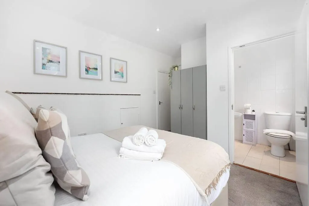 Two-Bedroom Apartment Short Term Rental & Flexible Renting Hackney With Free Wifi And Roof Terrace! Londýn