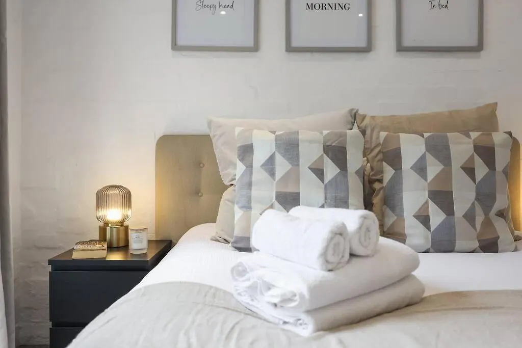 Two-Bedroom Apartment Short Term Rental & Flexible Renting Hackney With Free Wifi And Roof Terrace! Londýn