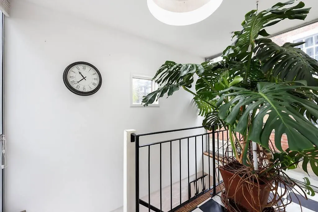 Two-Bedroom Apartment Short Term Rental & Flexible Renting Hackney With Free Wifi And Roof Terrace! London